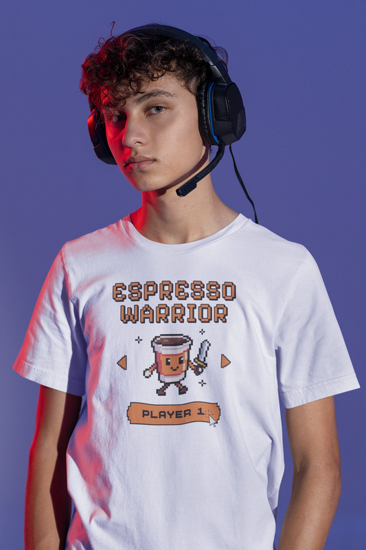 Espresso Warrior | Lustiges Gamer & Kaffee T-Shirt im Pixel-Stil – weiss T-Shirt als maennlich-Mockup, modernes Gaming-Design und hochwertiges Produktfoto.