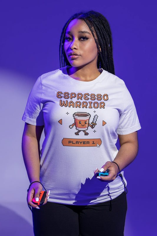 Espresso Warrior | Lustiges Gamer & Kaffee T-Shirt im Pixel-Stil – weiss T-Shirt als weiblich-Mockup, modernes Gaming-Design und hochwertiges Produktfoto.