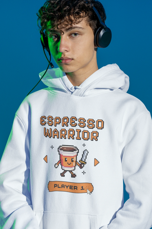 Espresso Warrior – Player 1 | 8-Bit Coffee Fighter Hoodie – weiss Hoodie als maennlich-Mockup, modernes Gaming-Design und hochwertiges Produktfoto.