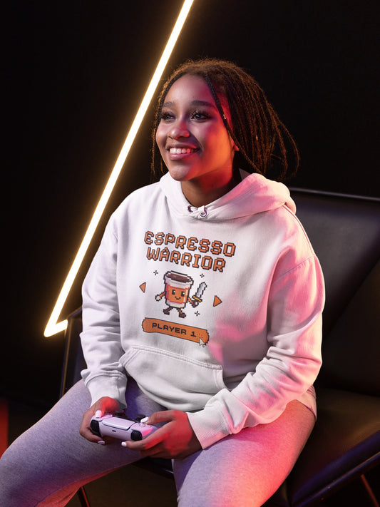 Espresso Warrior – Player 1 | 8-Bit Coffee Fighter Hoodie – weiss Hoodie als weiblich-Mockup, modernes Gaming-Design und hochwertiges Produktfoto.