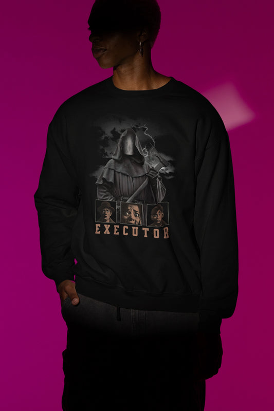 EXECUTOR – Dark Reaper Horror Artwork | Pullover – schwarz Pullover als Maennliches Model-Mockup, hochwertiges Nerd- & Gaming-Design Produktfoto.
