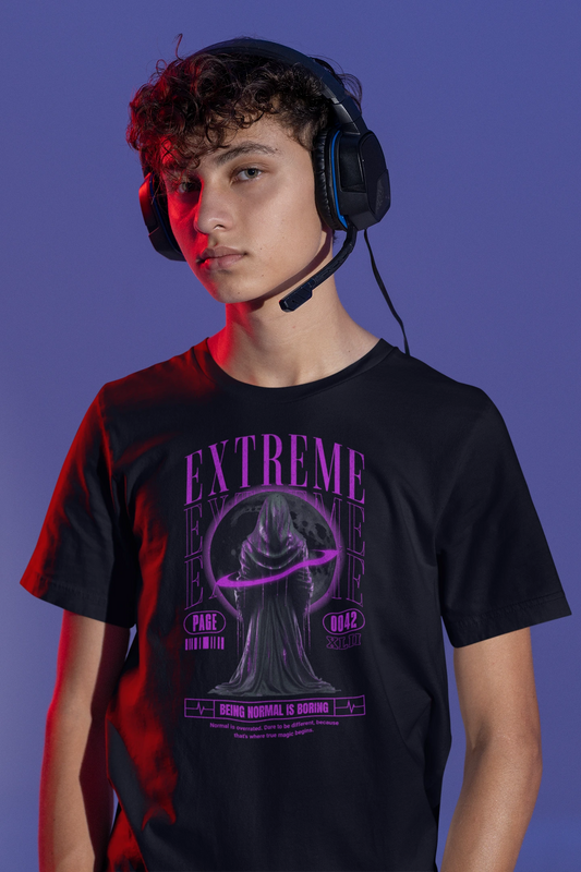 Extreme – Being Normal Is Boring | Mystisches Aesthetic T-Shirt für Individualisten & Streetwear-Lovers – schwarz T-Shirt als maennlich-Mockup, modernes Gaming-Design und hochwertiges Produktfoto.