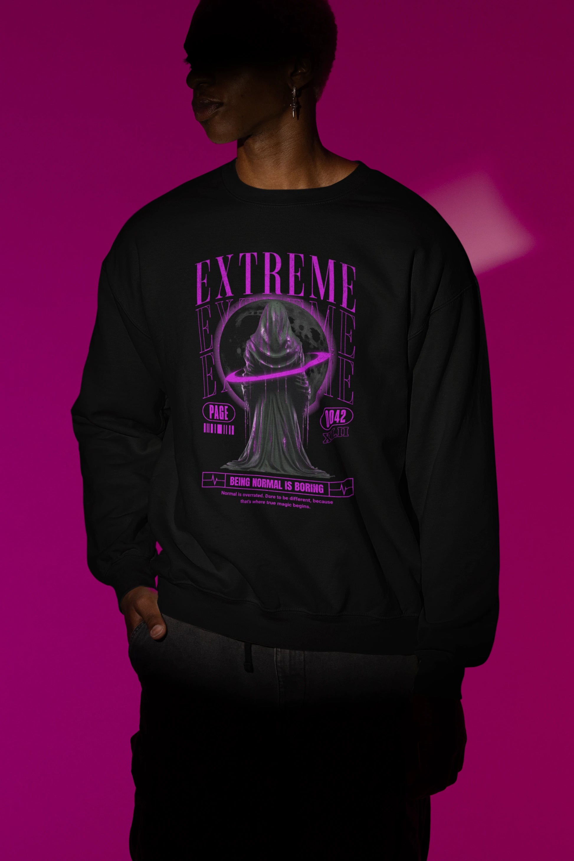 Extreme | „Being Normal Is Boring“ Pullover im Dark-Fantasy-Style – schwarz Pullover als Maennliches Model-Mockup, hochwertiges Nerd- & Gaming-Design Produktfoto.