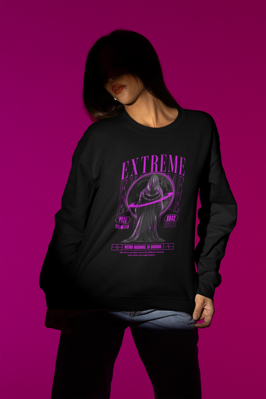 Extreme | „Being Normal Is Boring“ Pullover im Dark-Fantasy-Style – schwarz Pullover als Weibliches Model-Mockup, hochwertiges Nerd- & Gaming-Design Produktfoto.