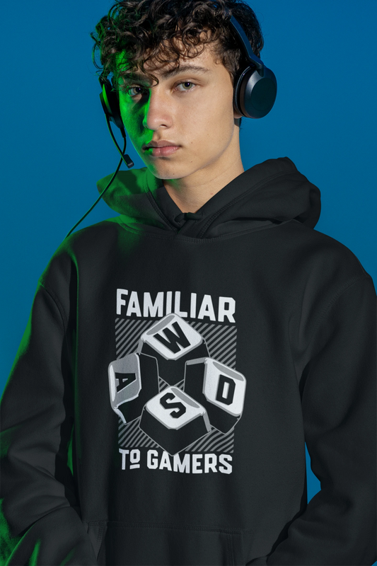 Familiar to Gamers Hoodie – WASD Keys Retro Gamer Design – schwarz Hoodie als maennlich-Mockup, modernes Gaming-Design und hochwertiges Produktfoto.