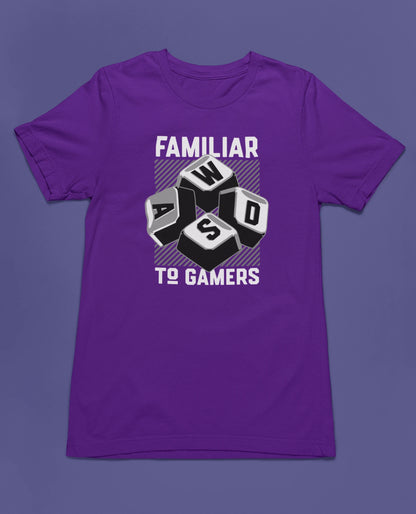 Familiar to Gamers | WASD T-Shirt für PC-Gamer – lila T-Shirt als flatlay-Mockup, modernes Gaming-Design und hochwertiges Produktfoto.