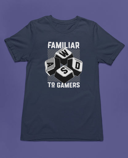 Familiar to Gamers | WASD T-Shirt für PC-Gamer – marine T-Shirt als flatlay-Mockup, modernes Gaming-Design und hochwertiges Produktfoto.