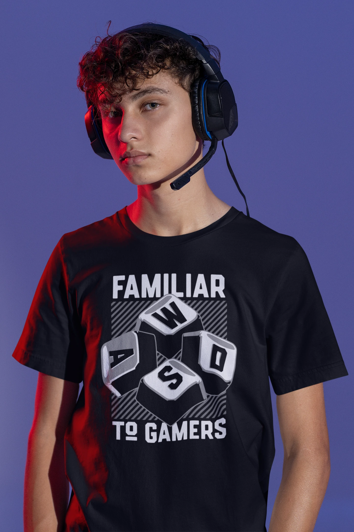 Familiar to Gamers | WASD T-Shirt für PC-Gamer – schwarz T-Shirt als maennlich-Mockup, modernes Gaming-Design und hochwertiges Produktfoto.