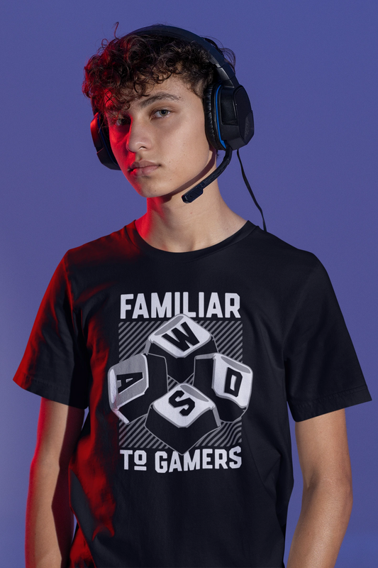 Familiar to Gamers | WASD T-Shirt für PC-Gamer – schwarz T-Shirt als maennlich-Mockup, modernes Gaming-Design und hochwertiges Produktfoto.