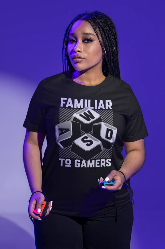 Familiar to Gamers | WASD T-Shirt für PC-Gamer – schwarz T-Shirt als weiblich-Mockup, modernes Gaming-Design und hochwertiges Produktfoto.