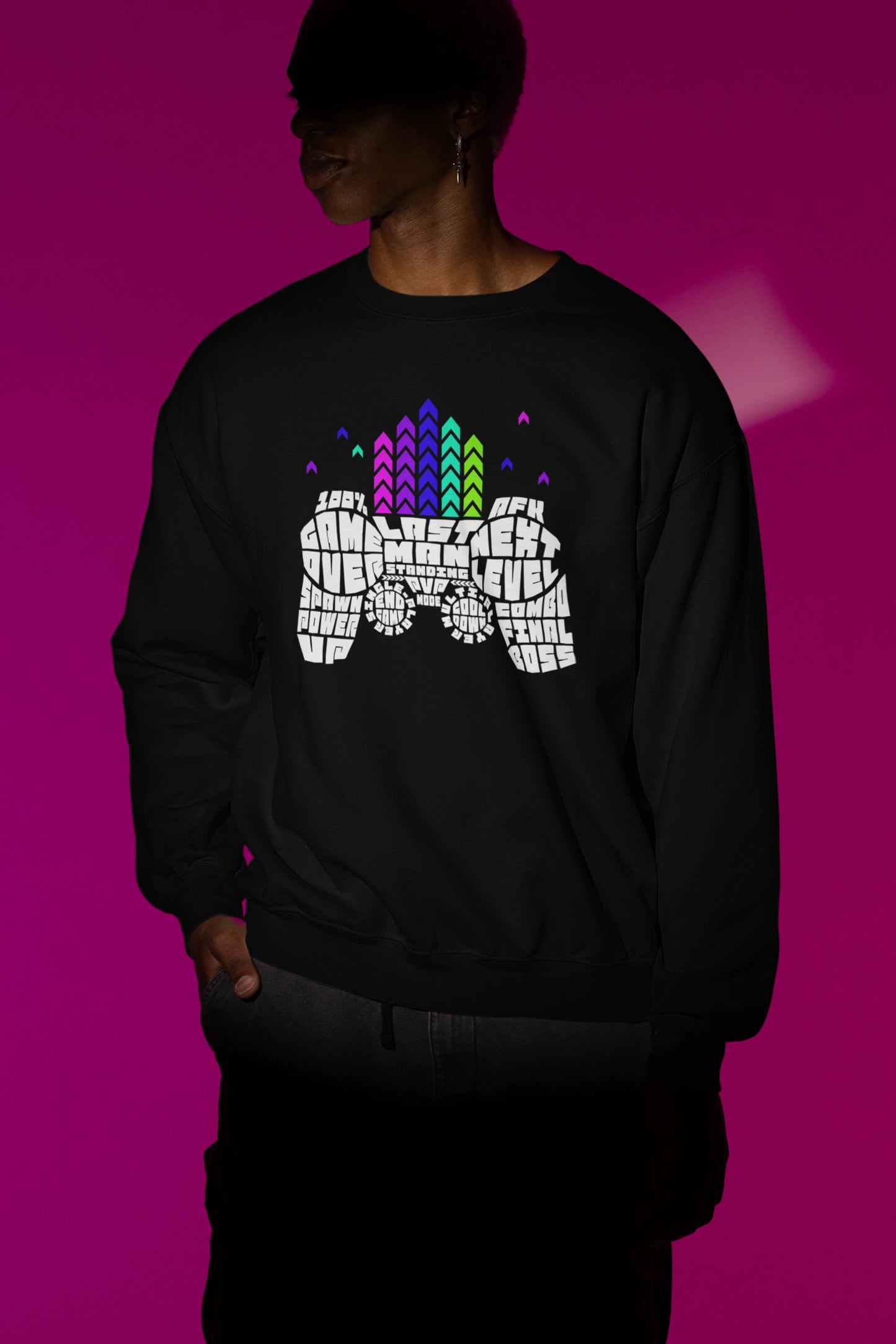 Game Controller Typography | Gamer Sprueche Pullover – schwarz Pullover als Maennliches Model-Mockup, hochwertiges Nerd- & Gaming-Design Produktfoto.