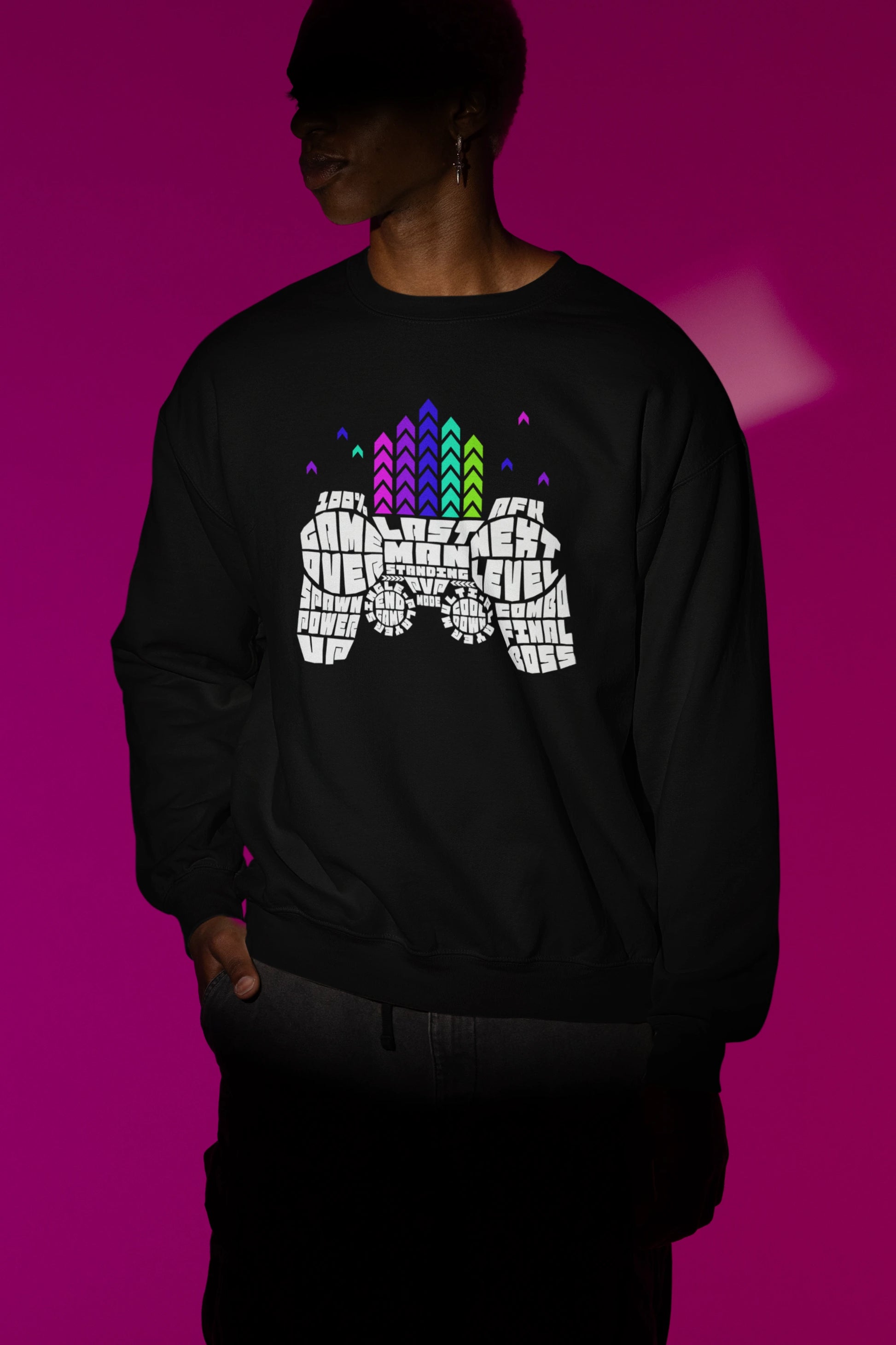 Game Controller Typography | Gamer Sprueche Pullover – schwarz Pullover als Maennliches Model-Mockup, hochwertiges Nerd- & Gaming-Design Produktfoto.
