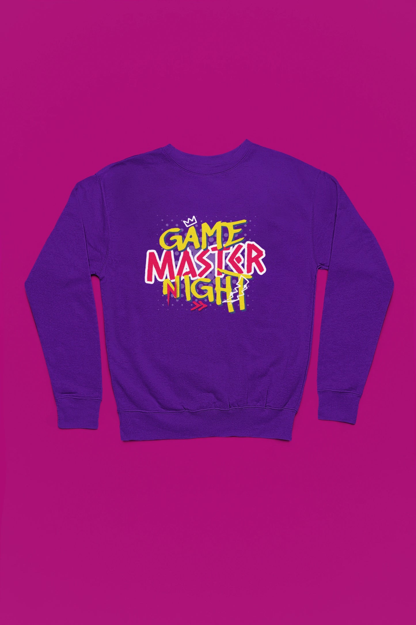 Game Master Night | Bunter Retro-Graffiti Pullover fuer Gamer – lila Pullover als Flatlay-Mockup, hochwertiges Nerd- & Gaming-Design Produktfoto.
