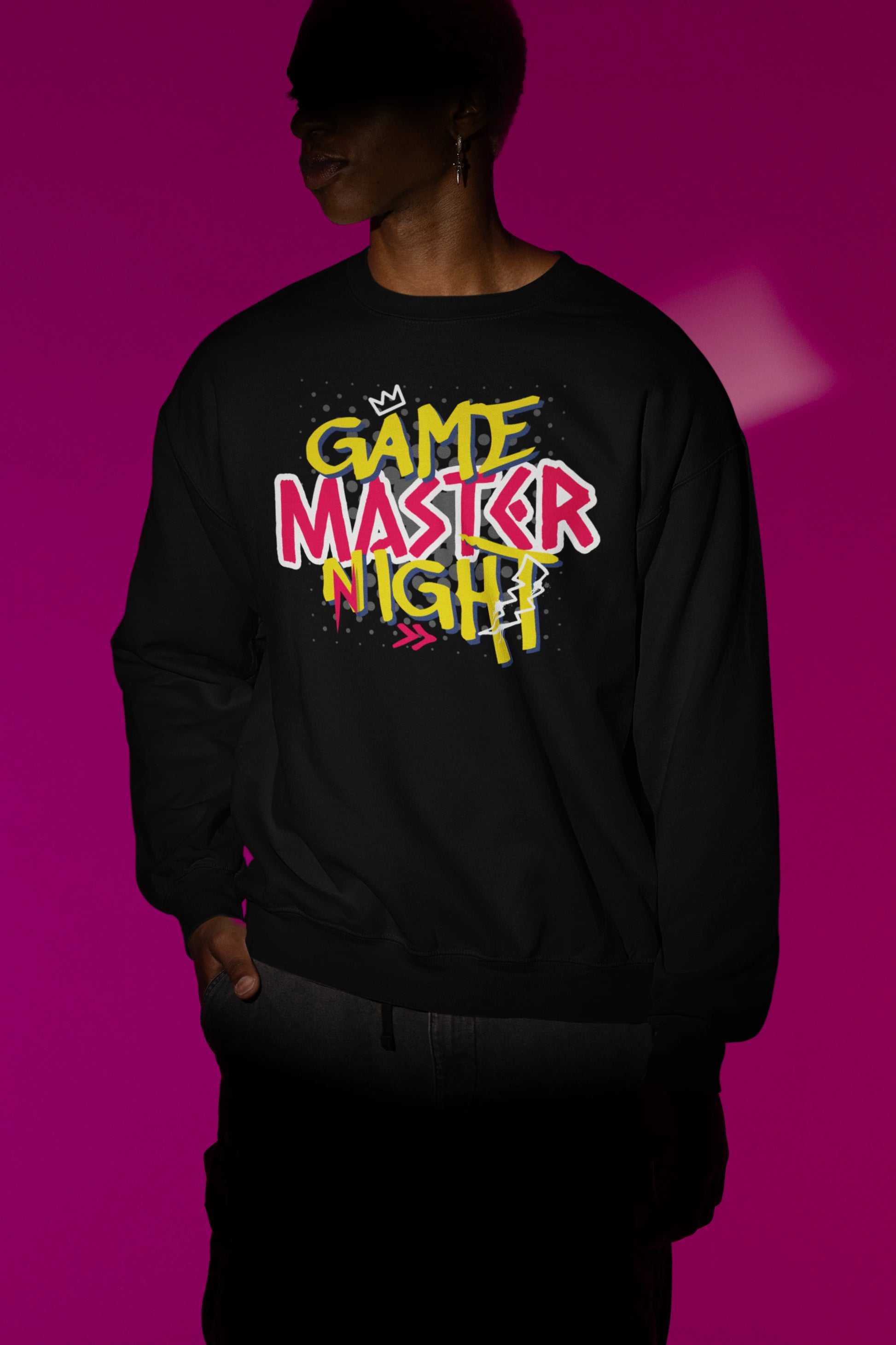 Game Master Night | Bunter Retro-Graffiti Pullover fuer Gamer – schwarz Pullover als Maennliches Model-Mockup, hochwertiges Nerd- & Gaming-Design Produktfoto.