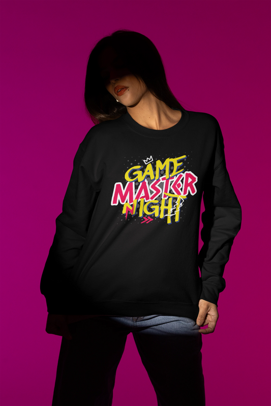 Game Master Night | Bunter Retro-Graffiti Pullover fuer Gamer – schwarz Pullover als Weibliches Model-Mockup, hochwertiges Nerd- & Gaming-Design Produktfoto.
