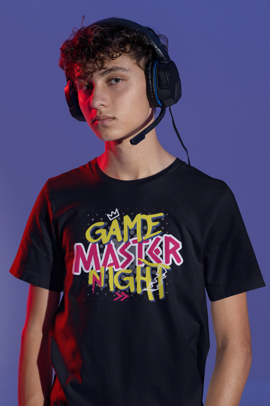Game Master Night | Gamer Street Style T-Shirt – schwarz T-Shirt als maennlich-Mockup, modernes Gaming-Design und hochwertiges Produktfoto.