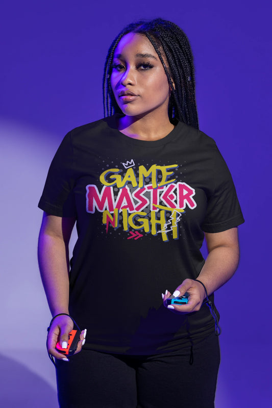 Game Master Night | Gamer Street Style T-Shirt – schwarz T-Shirt als weiblich-Mockup, modernes Gaming-Design und hochwertiges Produktfoto.