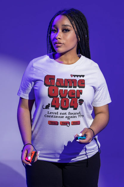 Game Over 404 | Lustiges Pixel Gamer T-Shirt im Retro-Style – weiss T-Shirt als weiblich-Mockup, modernes Gaming-Design und hochwertiges Produktfoto.