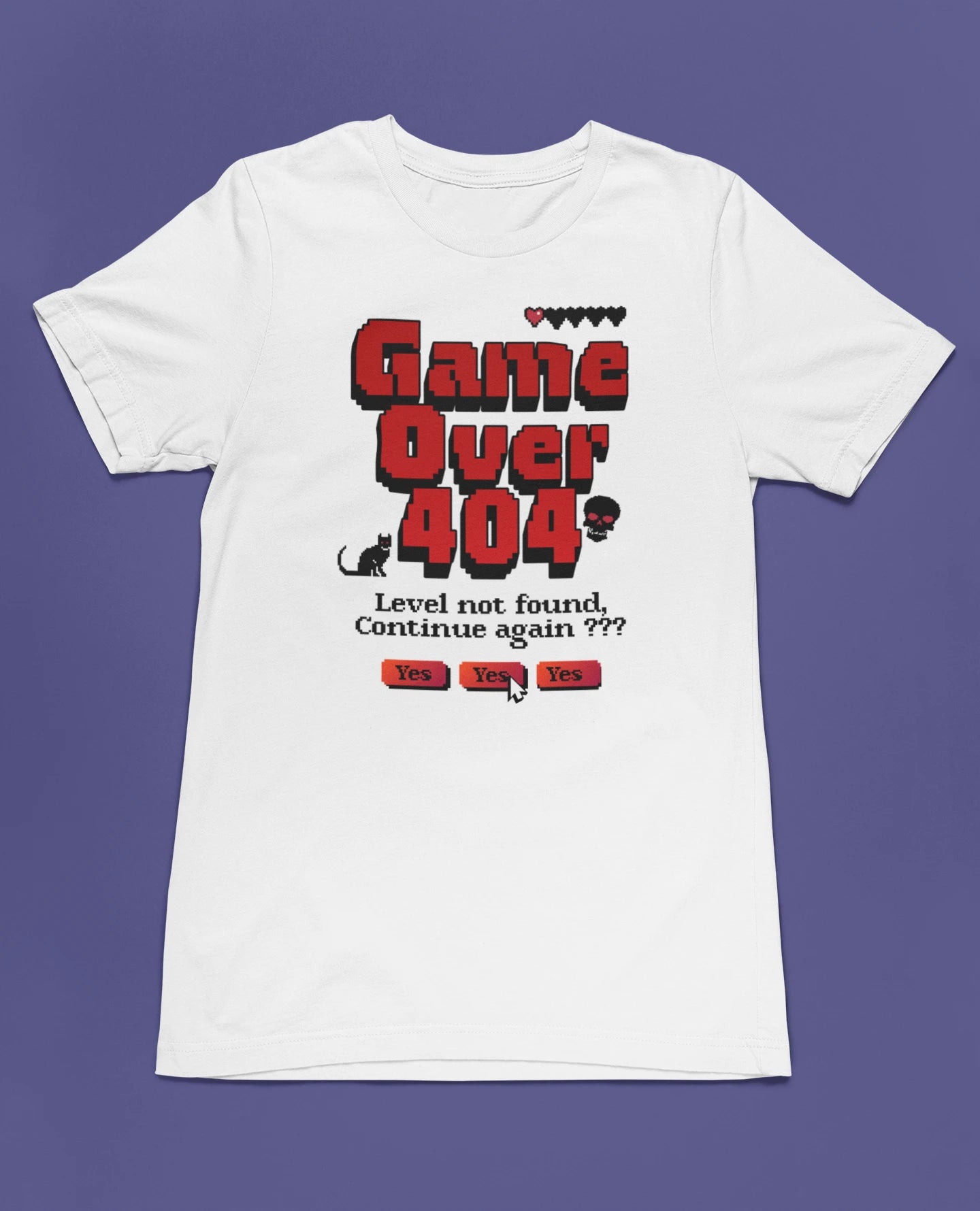Game Over 404 | Lustiges Pixel Gamer T-Shirt im Retro-Style – weiss T-Shirt als flatlay-Mockup, modernes Gaming-Design und hochwertiges Produktfoto.