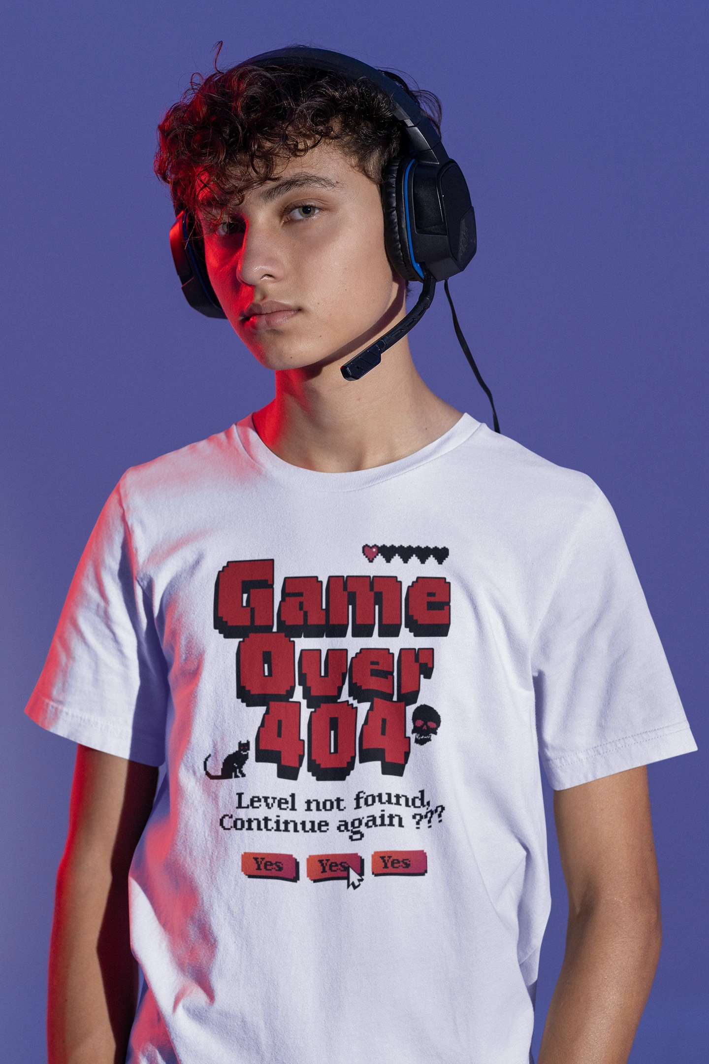 Game Over 404 | Lustiges Pixel Gamer T-Shirt im Retro-Style – weiss T-Shirt als maennlich-Mockup, modernes Gaming-Design und hochwertiges Produktfoto.