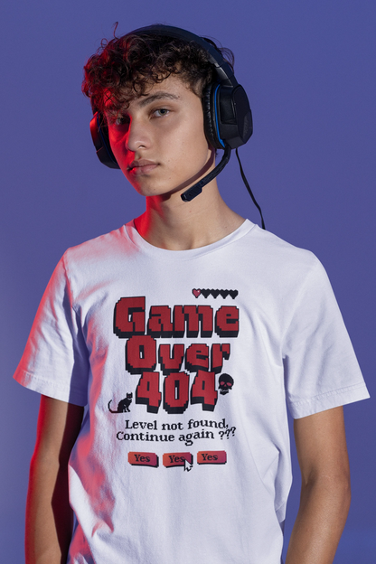 Game Over 404 | Lustiges Pixel Gamer T-Shirt im Retro-Style – weiss T-Shirt als maennlich-Mockup, modernes Gaming-Design und hochwertiges Produktfoto.