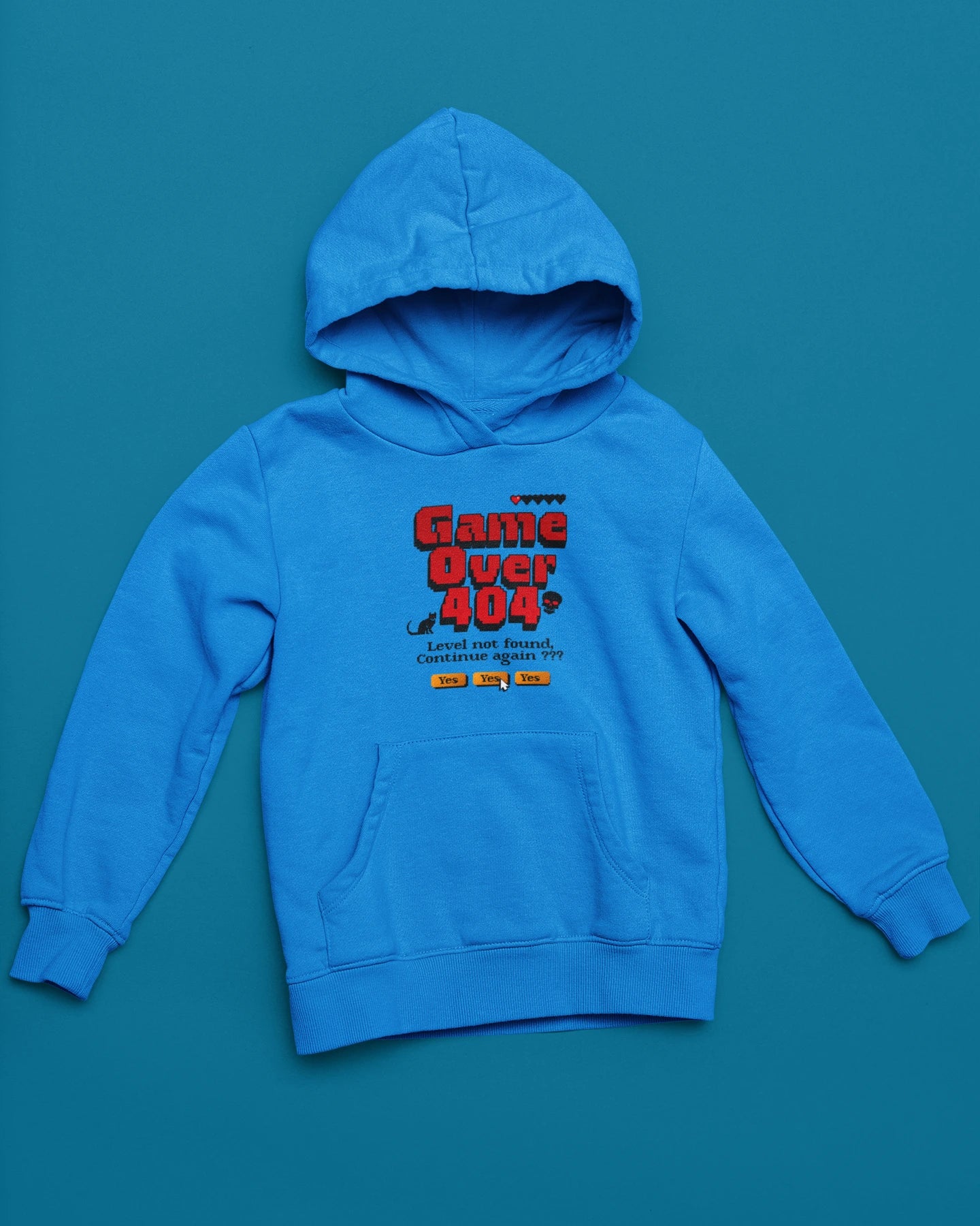 Game Over 404 | Pixel-Glitch Hoodie fuer Retro-Gamer – blau Hoodie als flatlay-Mockup, modernes Gaming-Design und hochwertiges Produktfoto.