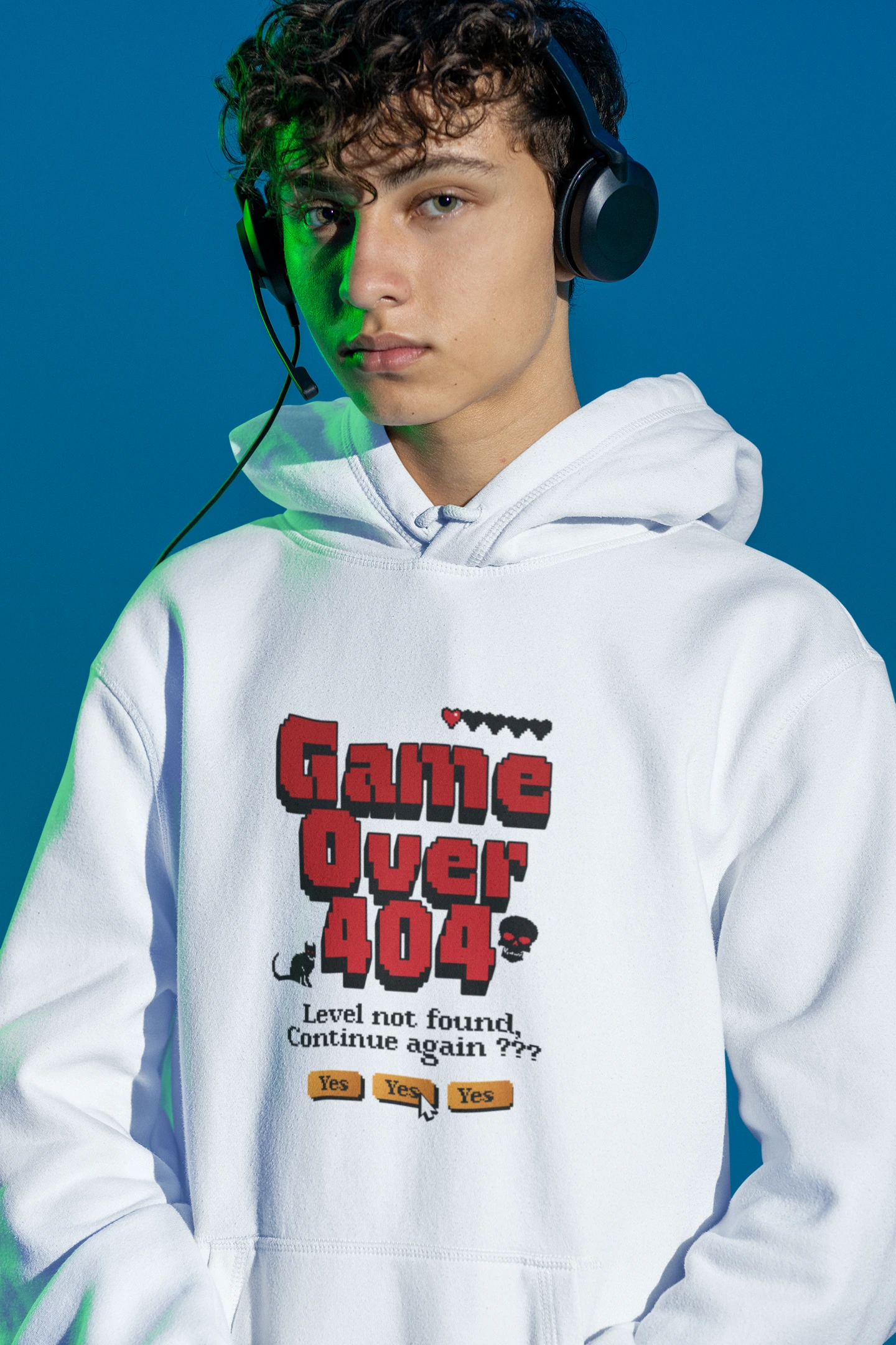 Game Over 404 | Pixel-Glitch Hoodie fuer Retro-Gamer – weiss Hoodie als maennlich-Mockup, modernes Gaming-Design und hochwertiges Produktfoto.