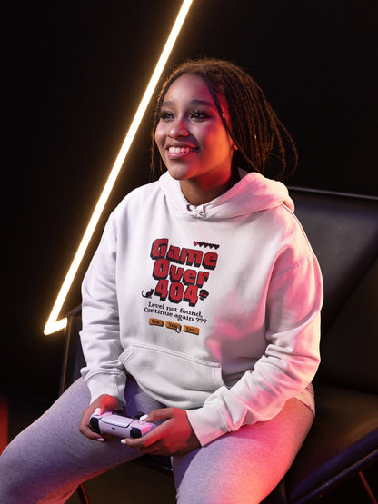 Game Over 404 | Pixel-Glitch Hoodie fuer Retro-Gamer – weiss Hoodie als weiblich-Mockup, modernes Gaming-Design und hochwertiges Produktfoto.