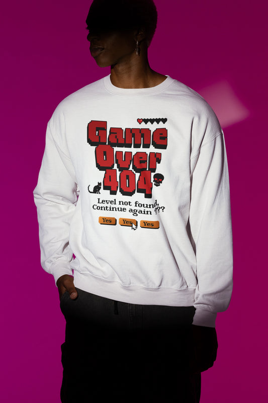 Game Over 404 – Retro Pixel Error Pullover – weiss Pullover als Maennliches Model-Mockup, hochwertiges Nerd- & Gaming-Design Produktfoto.