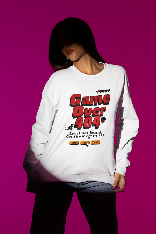 Game Over 404 – Retro Pixel Error Pullover – weiss Pullover als Weibliches Model-Mockup, hochwertiges Nerd- & Gaming-Design Produktfoto.