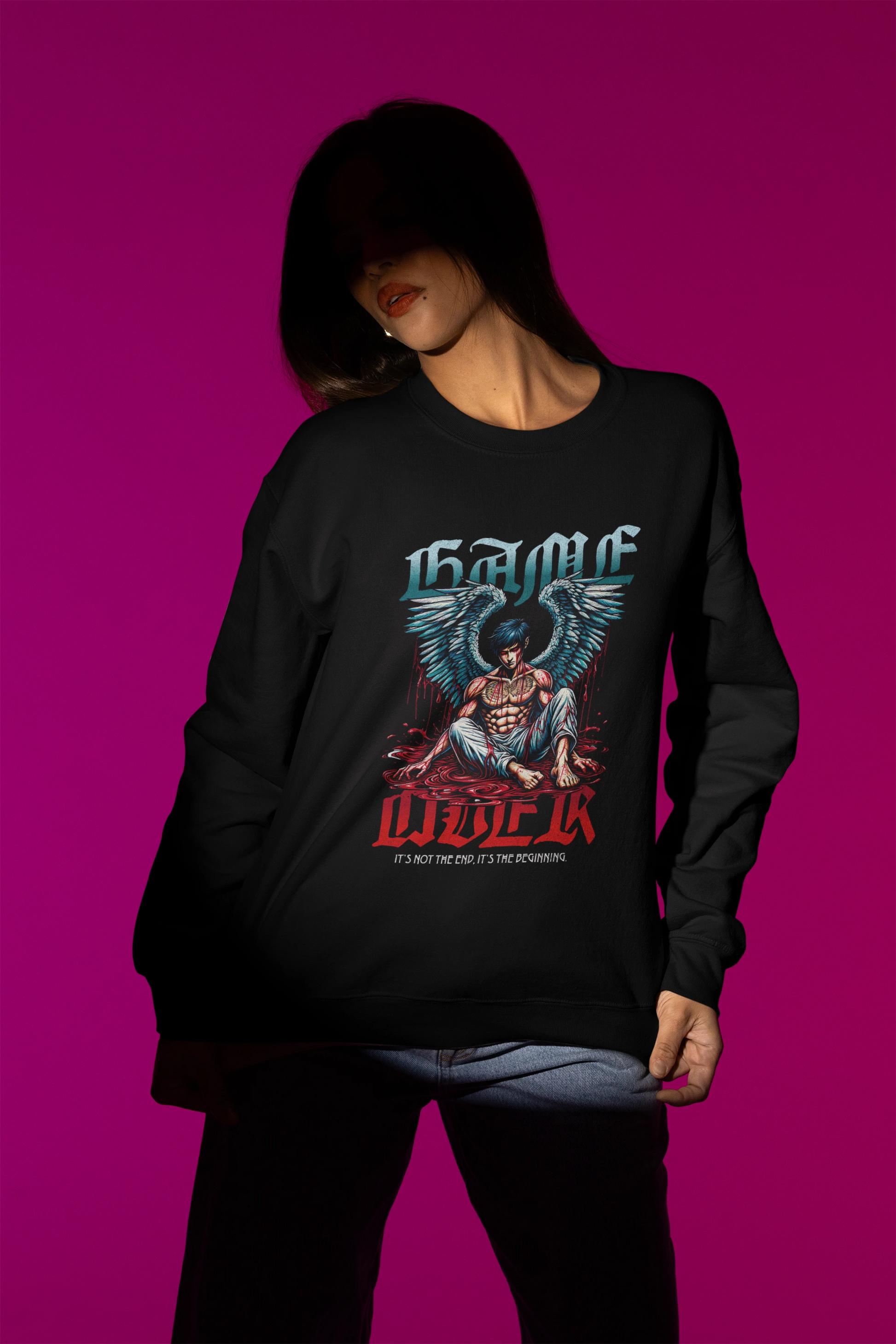 Game Over Angel | Dark Fantasy Pullover mit gefallenen Fluegeln – schwarz Pullover als Weibliches Model-Mockup, hochwertiges Nerd- & Gaming-Design Produktfoto.