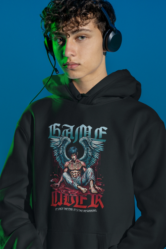 Game Over Angel – Dunkler Fantasy-Hoodie mit gefallenen Fluegeln – schwarz Hoodie als maennlich-Mockup, modernes Gaming-Design und hochwertiges Produktfoto.