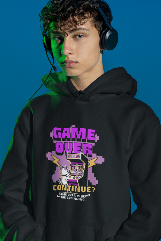 Game Over Continue? | Retro Arcade Cat Pixel Hoodie – schwarz Hoodie als maennlich-Mockup, modernes Gaming-Design und hochwertiges Produktfoto.