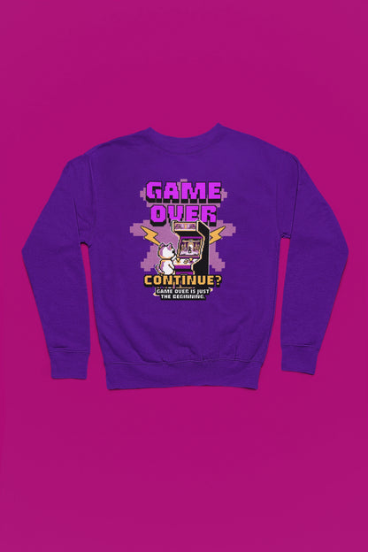 Game Over – Continue? | Retro Arcade Pullover fuer Gamer – lila Pullover als Flatlay-Mockup, hochwertiges Nerd- & Gaming-Design Produktfoto.