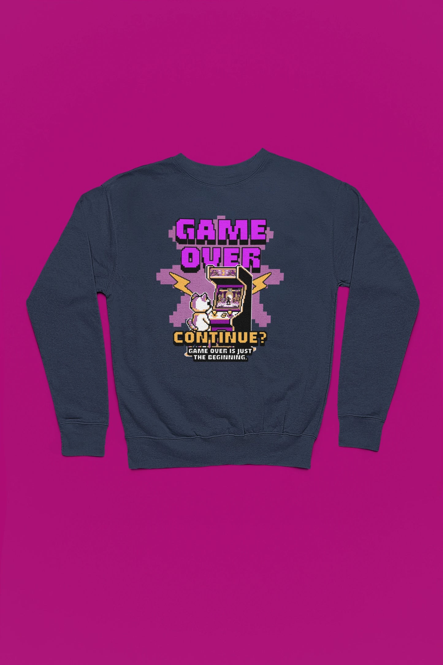 Game Over – Continue? | Retro Arcade Pullover fuer Gamer – marine Pullover als Flatlay-Mockup, hochwertiges Nerd- & Gaming-Design Produktfoto.