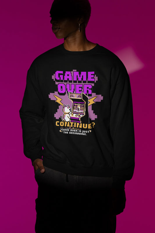 Game Over – Continue? | Retro Arcade Pullover fuer Gamer – schwarz Pullover als Maennliches Model-Mockup, hochwertiges Nerd- & Gaming-Design Produktfoto.