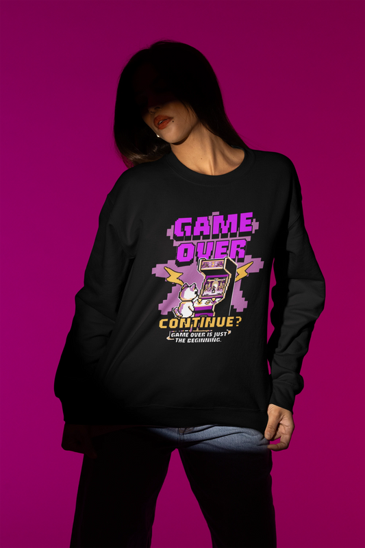 Game Over – Continue? | Retro Arcade Pullover fuer Gamer – schwarz Pullover als Weibliches Model-Mockup, hochwertiges Nerd- & Gaming-Design Produktfoto.