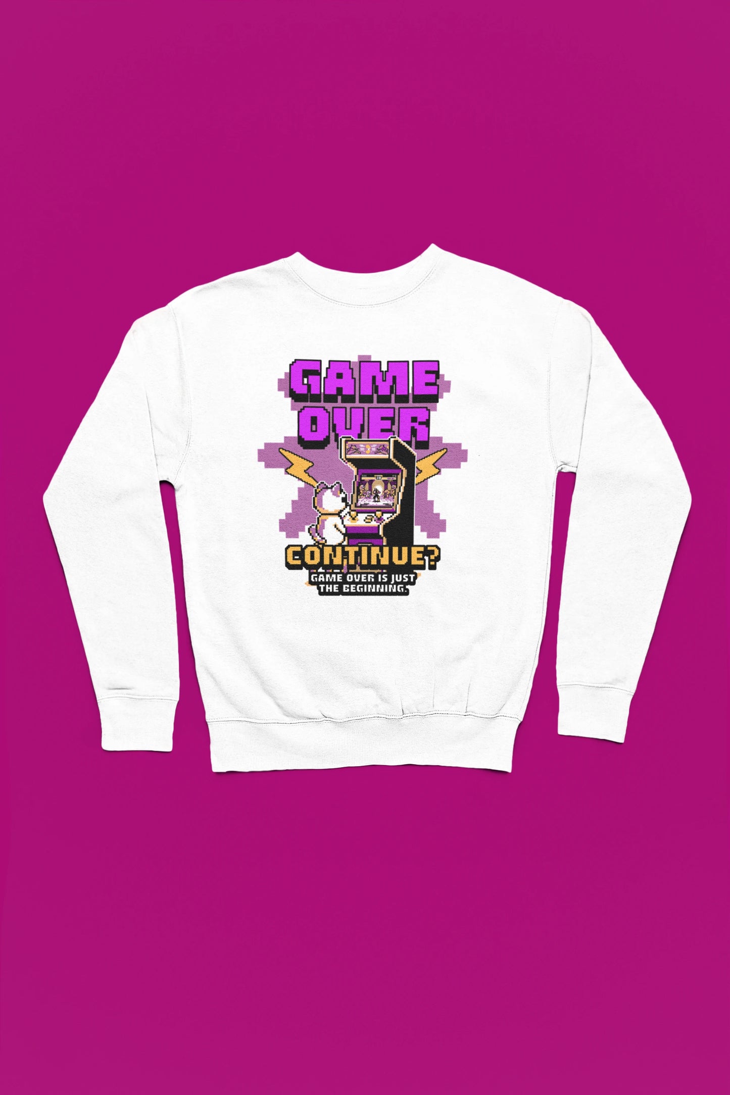 Game Over – Continue? | Retro Arcade Pullover fuer Gamer – weiss Pullover als Flatlay-Mockup, hochwertiges Nerd- & Gaming-Design Produktfoto.