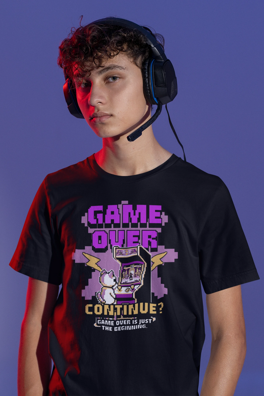 Game Over – Continue? | Retro Arcade T-Shirt für Gamer – schwarz T-Shirt als maennlich-Mockup, modernes Gaming-Design und hochwertiges Produktfoto.