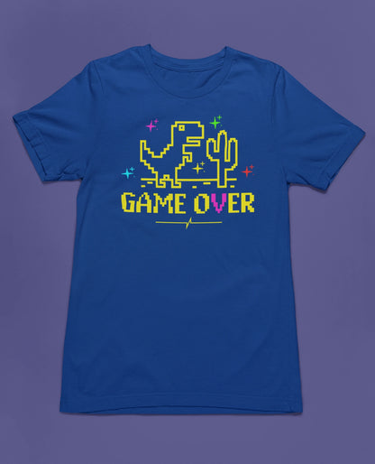 Game Over Dino | Lustiges Pixel T-Shirt für Gamer – blau T-Shirt als flatlay-Mockup, modernes Gaming-Design und hochwertiges Produktfoto.