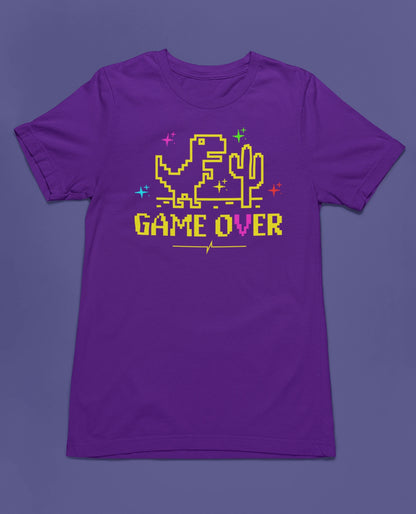 Game Over Dino | Lustiges Pixel T-Shirt für Gamer – lila T-Shirt als flatlay-Mockup, modernes Gaming-Design und hochwertiges Produktfoto.