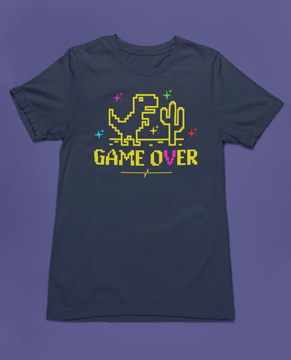 Game Over Dino | Lustiges Pixel T-Shirt für Gamer – marine T-Shirt als flatlay-Mockup, modernes Gaming-Design und hochwertiges Produktfoto.