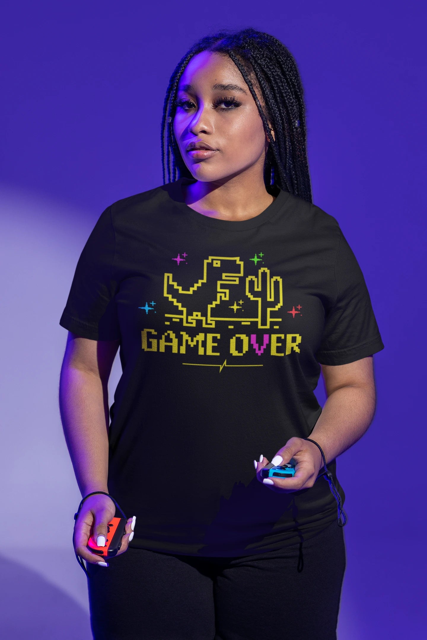 Game Over Dino | Lustiges Pixel T-Shirt für Gamer – schwarz T-Shirt als weiblich-Mockup, modernes Gaming-Design und hochwertiges Produktfoto.