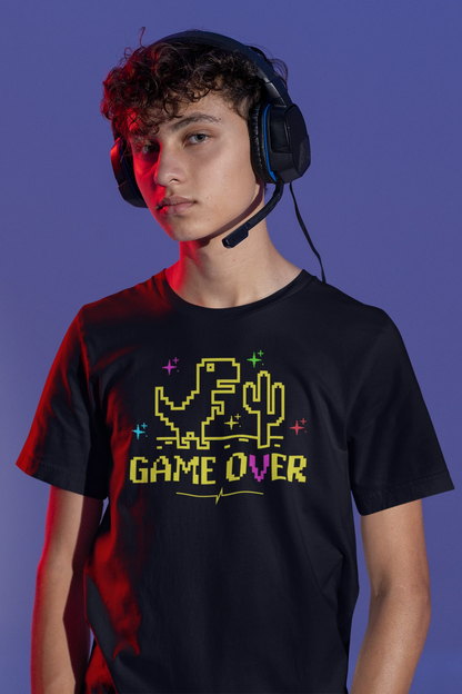Game Over Dino | Lustiges Pixel T-Shirt für Gamer – schwarz T-Shirt als maennlich-Mockup, modernes Gaming-Design und hochwertiges Produktfoto.