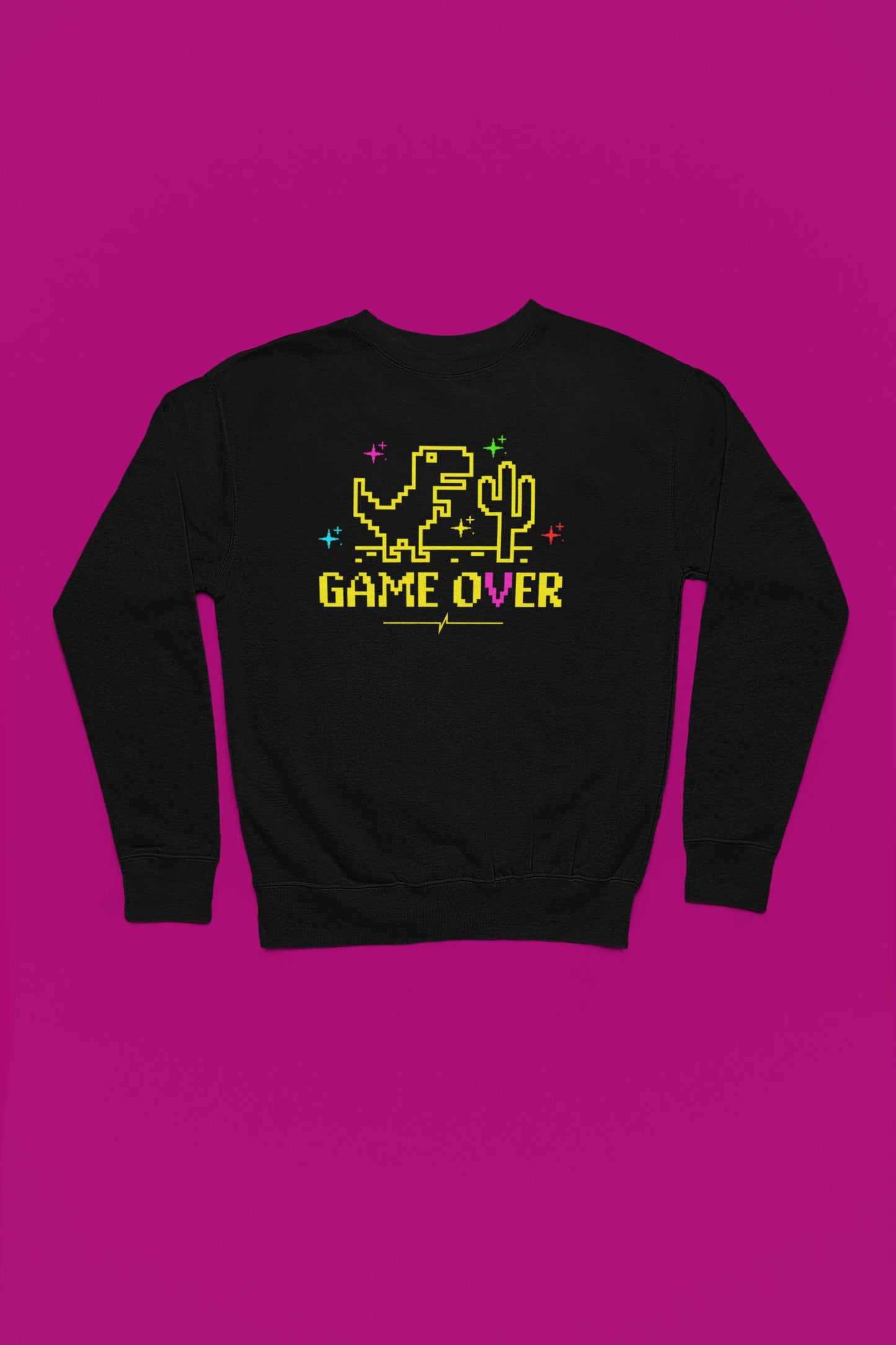 Game Over Dino | Pixel Retro Pullover – schwarz Pullover als Flatlay-Mockup, hochwertiges Nerd- & Gaming-Design Produktfoto.