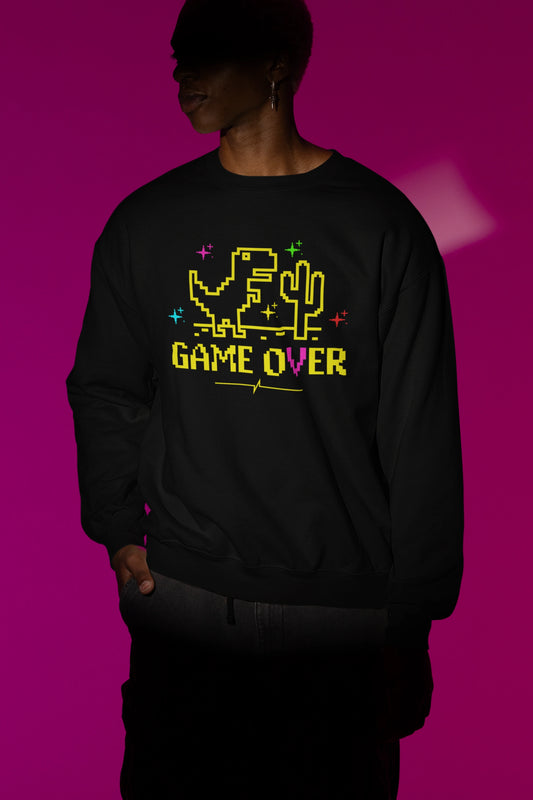 Game Over Dino | Pixel Retro Pullover – schwarz Pullover als Maennliches Model-Mockup, hochwertiges Nerd- & Gaming-Design Produktfoto.