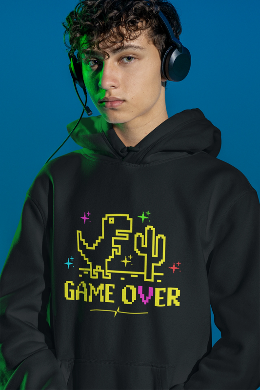 Game Over Dino – Retro Pixel Hoodie – schwarz Hoodie als maennlich-Mockup, modernes Gaming-Design und hochwertiges Produktfoto.