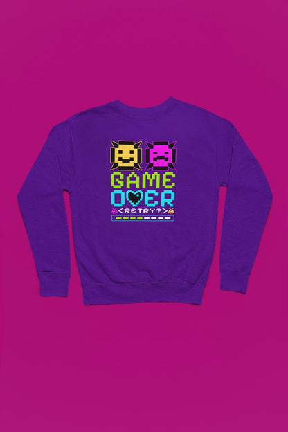 Game Over Emoji Pullover – Buntes Retro Pixel Design fuer Gamer – lila Pullover als Flatlay-Mockup, hochwertiges Nerd- & Gaming-Design Produktfoto.