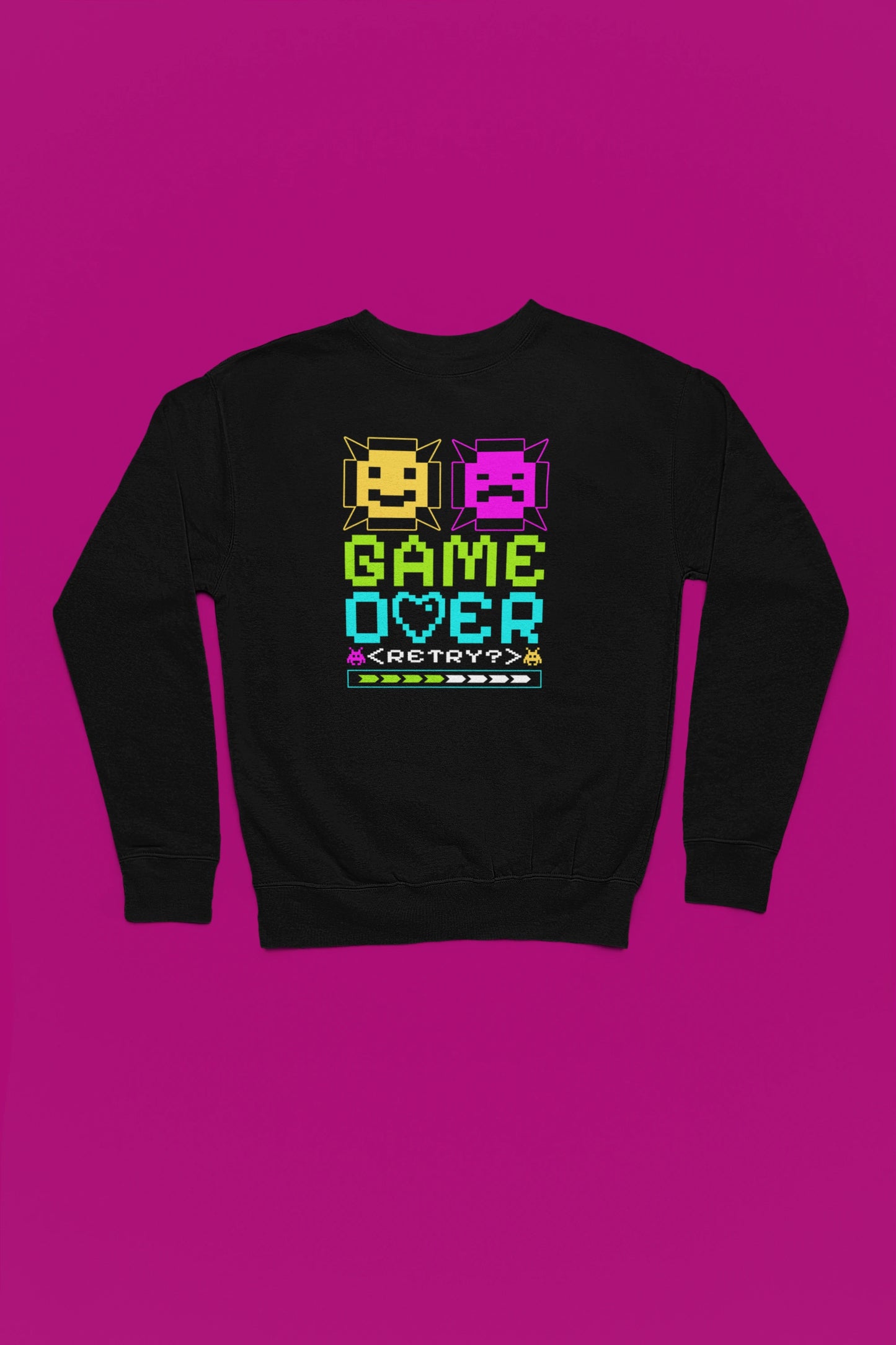 Game Over Emoji Pullover – Buntes Retro Pixel Design fuer Gamer – schwarz Pullover als Flatlay-Mockup, hochwertiges Nerd- & Gaming-Design Produktfoto.