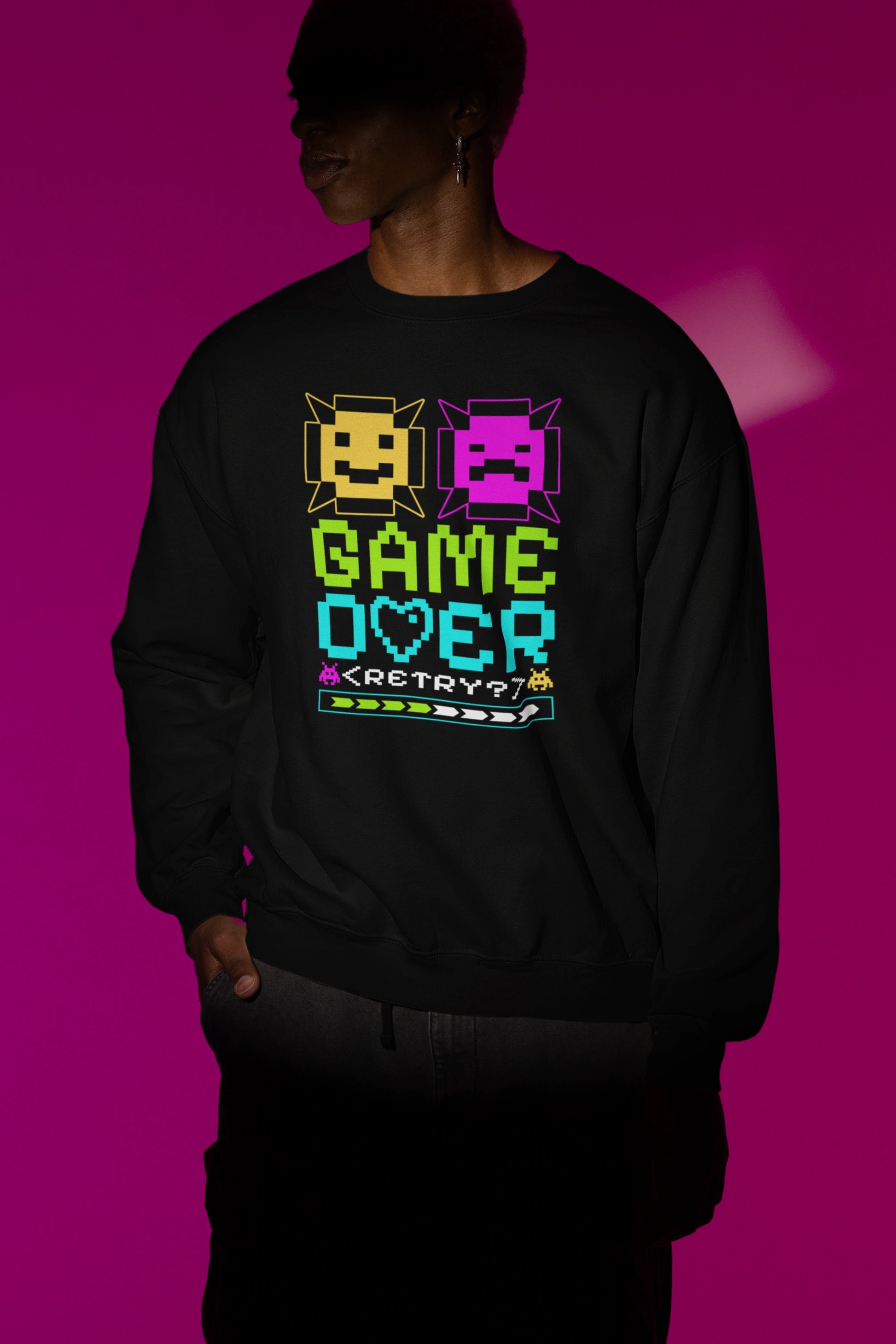 Game Over Emoji Pullover – Buntes Retro Pixel Design fuer Gamer – schwarz Pullover als Maennliches Model-Mockup, hochwertiges Nerd- & Gaming-Design Produktfoto.
